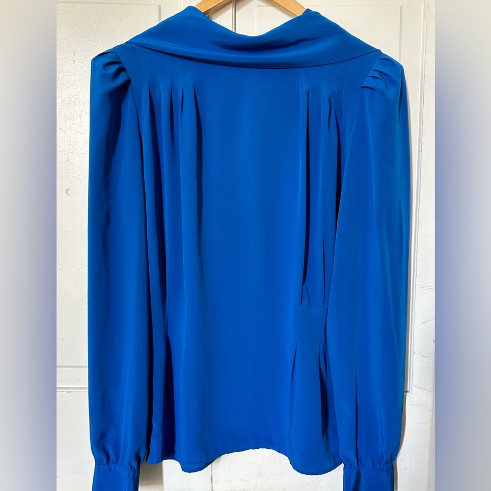 Vintage long sleeve blouse with button & pleating detail and a unique collar. - Picture 3 of 4
